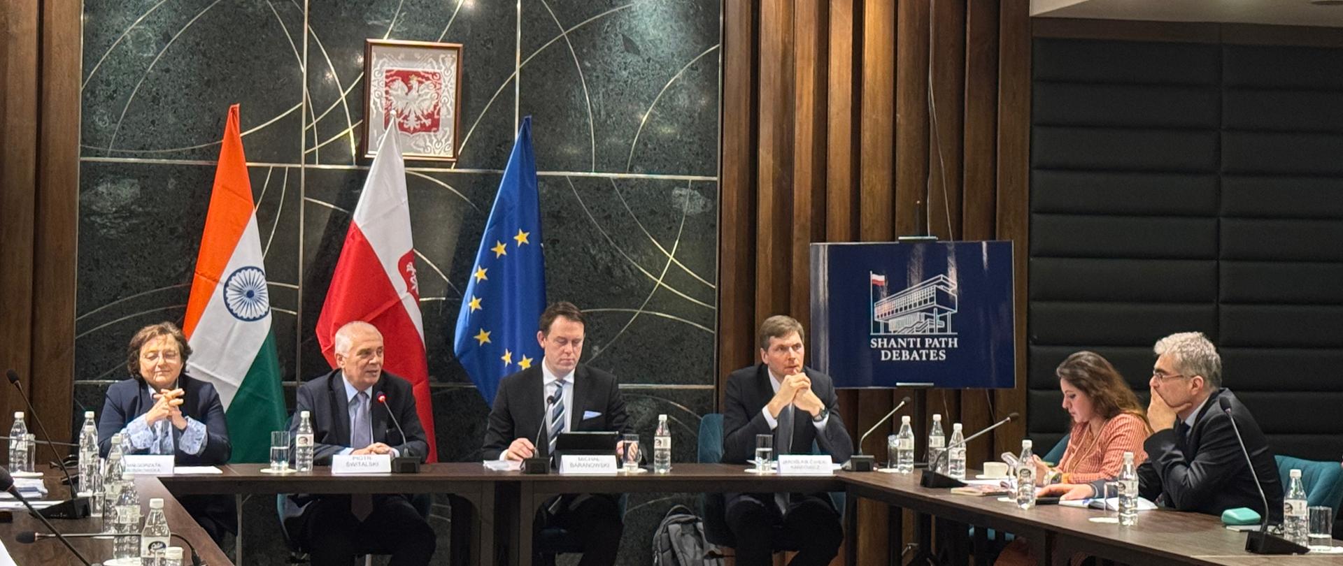 Uczestnicy czwartej edycji Shantipath Debates siedzący przy stole (Nowe Delhi)