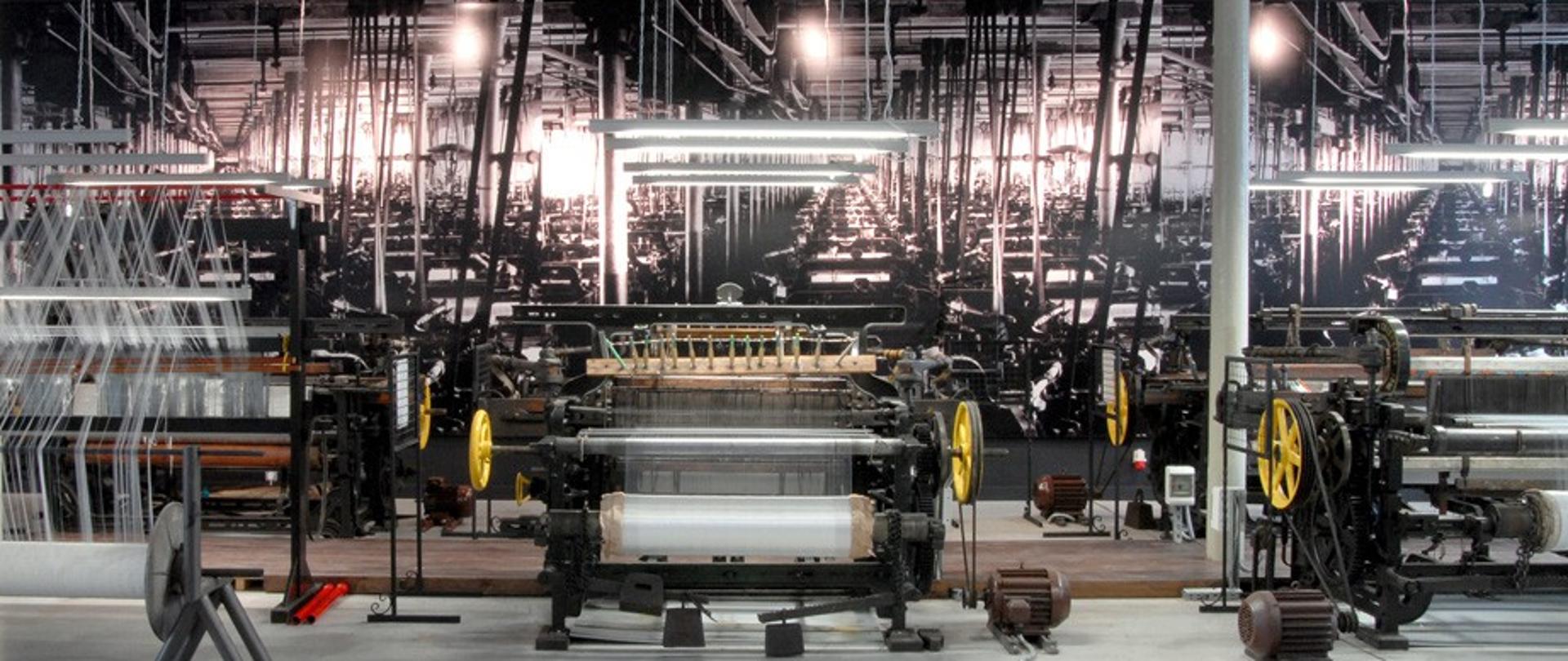 Zdjęcie przedstawia wnętrze muzeum z zabytkowymi maszynami