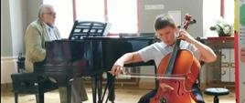 Jan Jasiński z klasy wiolonczeli grający na wiolonczeli podczas Międzynarodowych Konfrontacji Muzyki Klasycznej - 19 czerwca 2023 r. w tle akompaniuje na fortepianie Pan Zbigniew Szuba