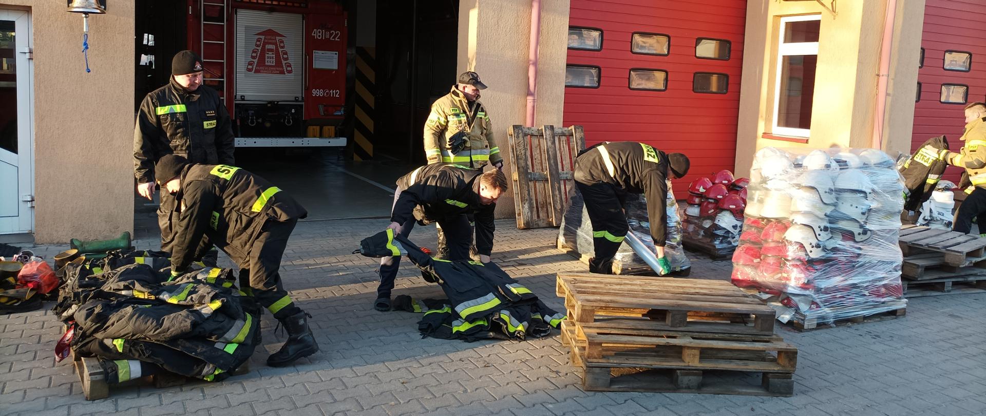 Pakowanie sprzętu pożarniczego dla strażaków z Ukrainy. 