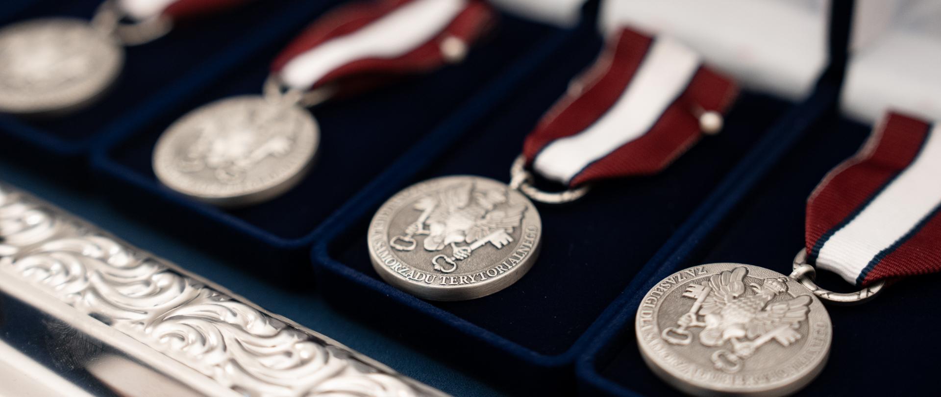 Dolnośląscy samorządowcy z Odznakami Honorowymi za Zasługi dla Samorządu Terytorialnego.