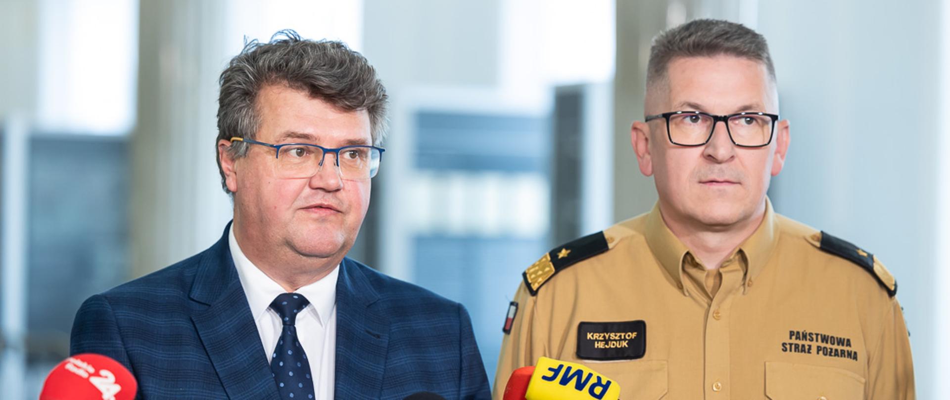 Zdjęcie przedstawia konferencję dotyczącą "25 mln zł dla Młodzieżowych Drużyn Pożarniczych".