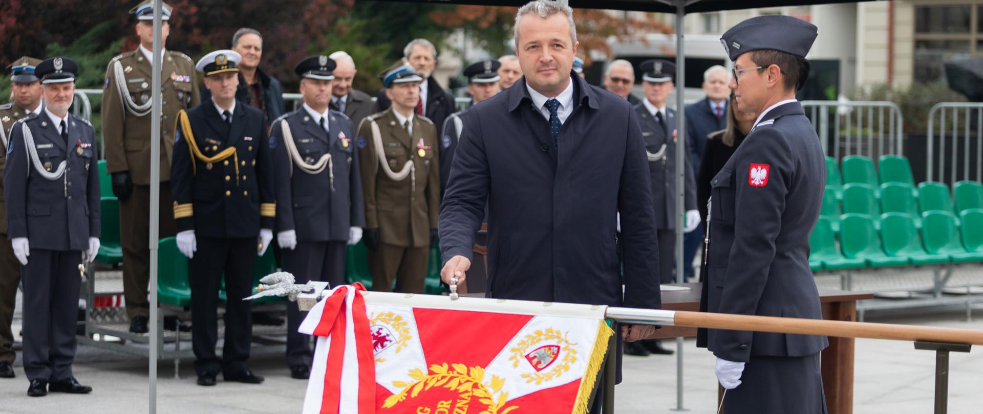 
Mężczyzna z młotkiem przy sztandarze