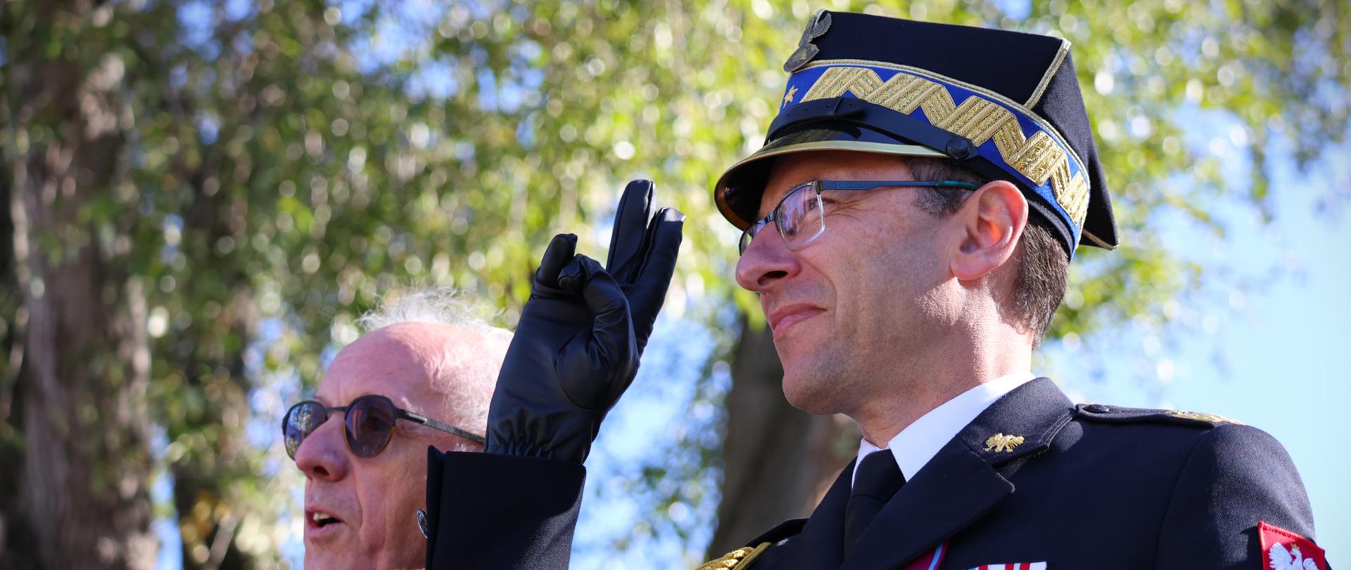 Akademia Pożarnicza - uroczysta inauguracja roku akademickiego 2025/2026, połączona ze ślubowaniem strażaków Państwowej Straży Pożarnej w służbie kandydackiej. Na zdjęciu Komendant Główny PSP - portret z profilu, uśmiecha się i oddaje honor