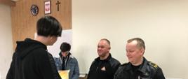 Fotografia przedstawiająca rozdanie dyplomów finalistom gminnym turnieju wiedzy pożarniczej