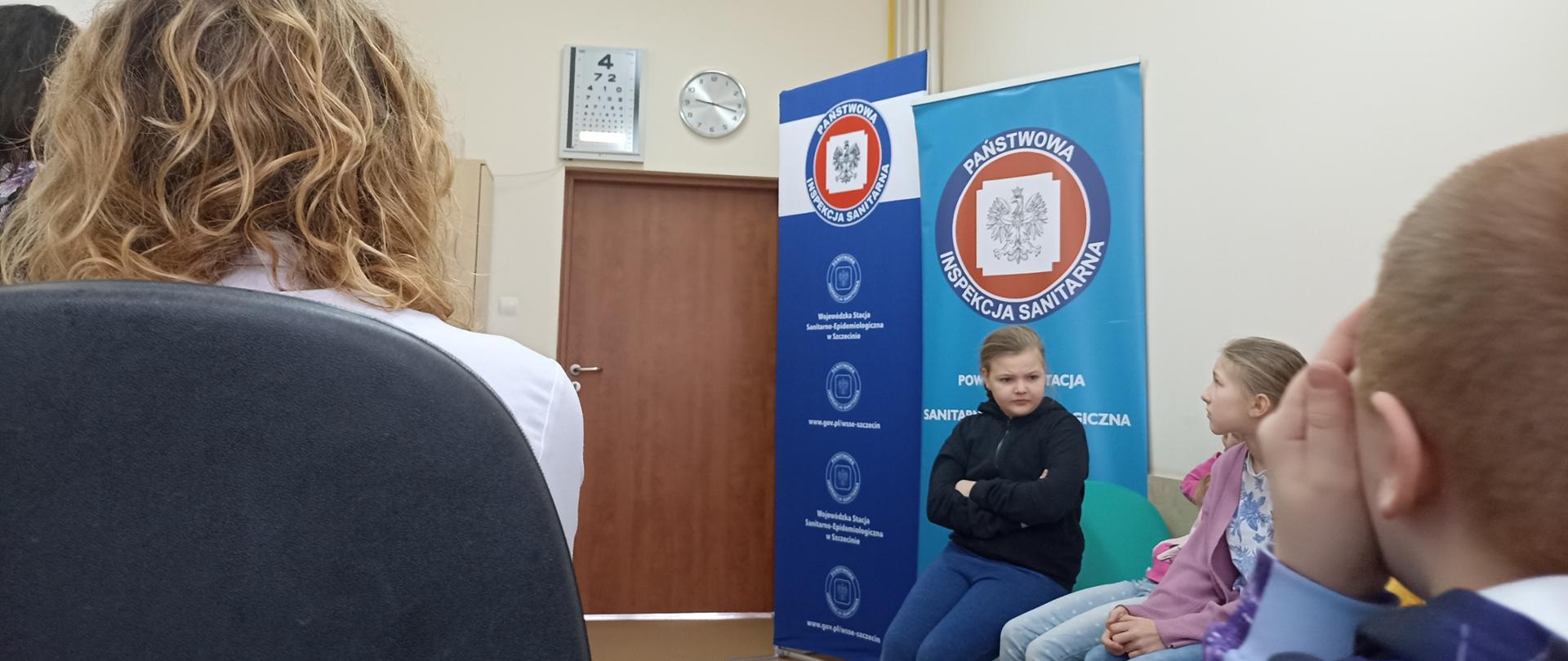 Dzieci w tle logo PSSE