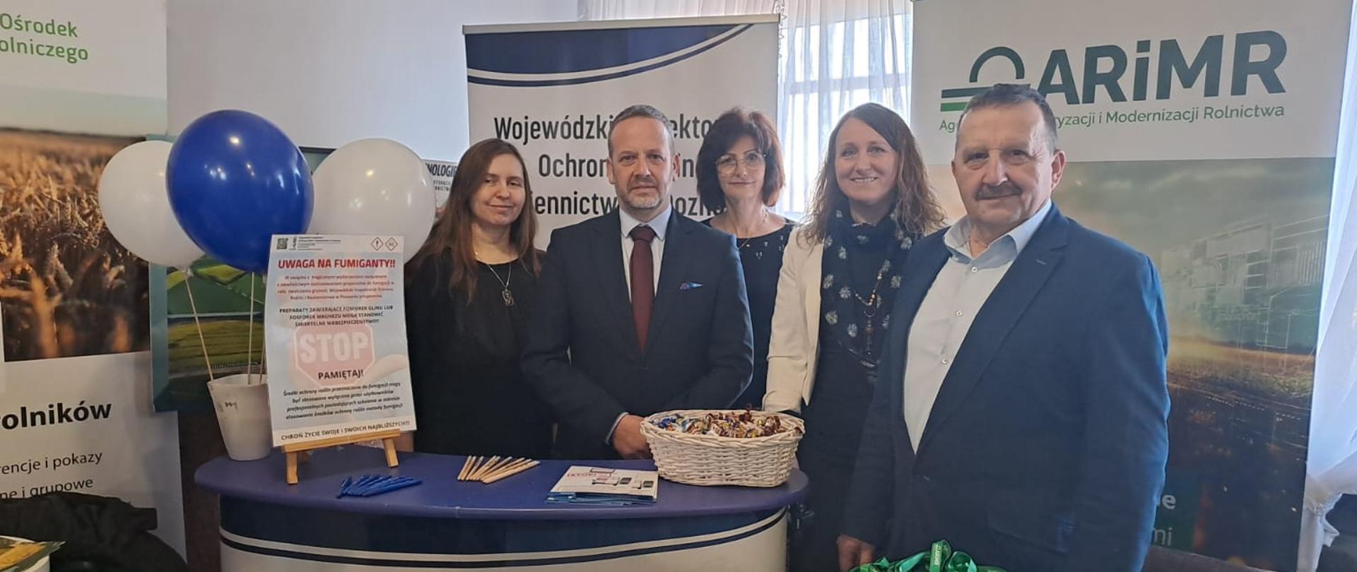 Wielkopolskie Forum Rolnicze w Woli Książęcej - stoisko WIORiN w Poznaniu. Od lewej: Karolina Osuch-Wojdała, Wojewódzki Inspektor Radosław Grychowski, Kierownik Oddziału w Jarocinie Bogumiła Zwierzchlewska, Paulina Migdalska-Kustosik, Paweł Matuszak