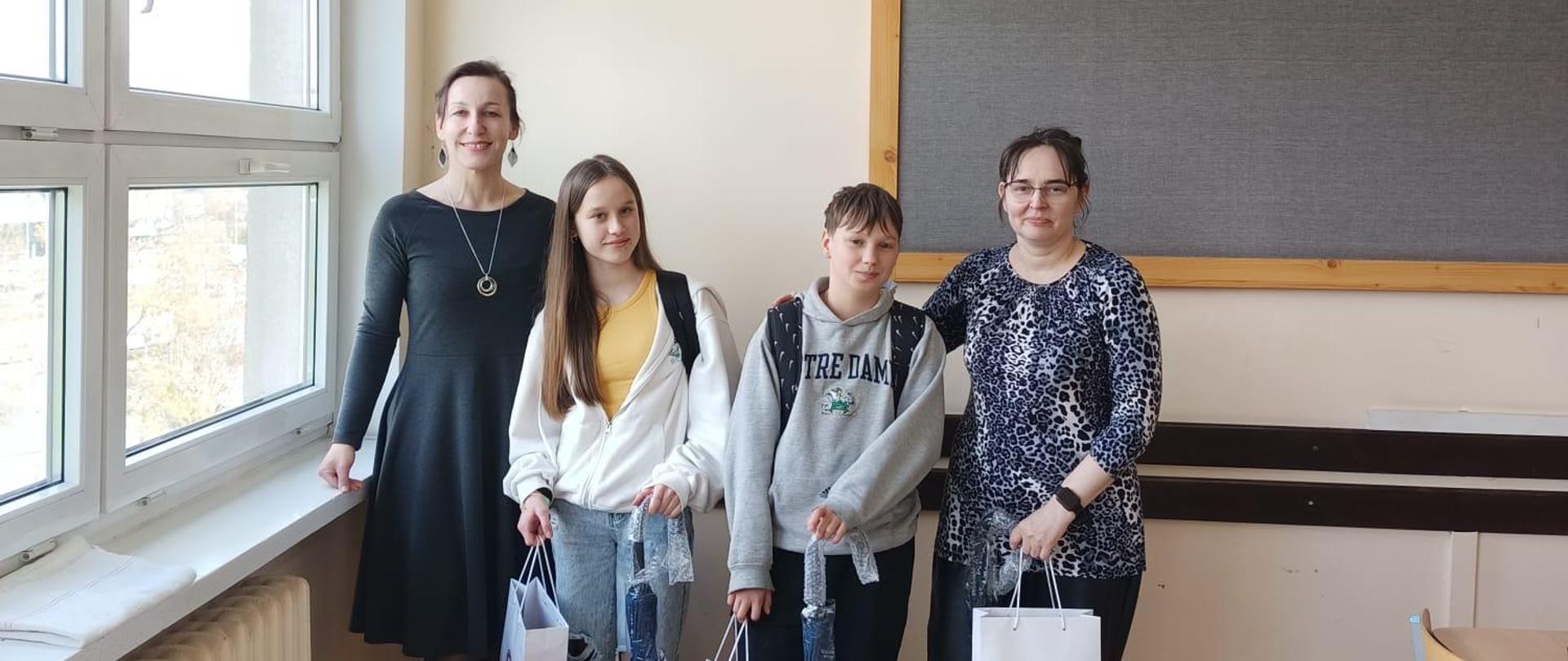 Uczestnicy i koordynatorzy Konkursu wiedzy o zdrowym stylu życia „Trzymaj formę!”