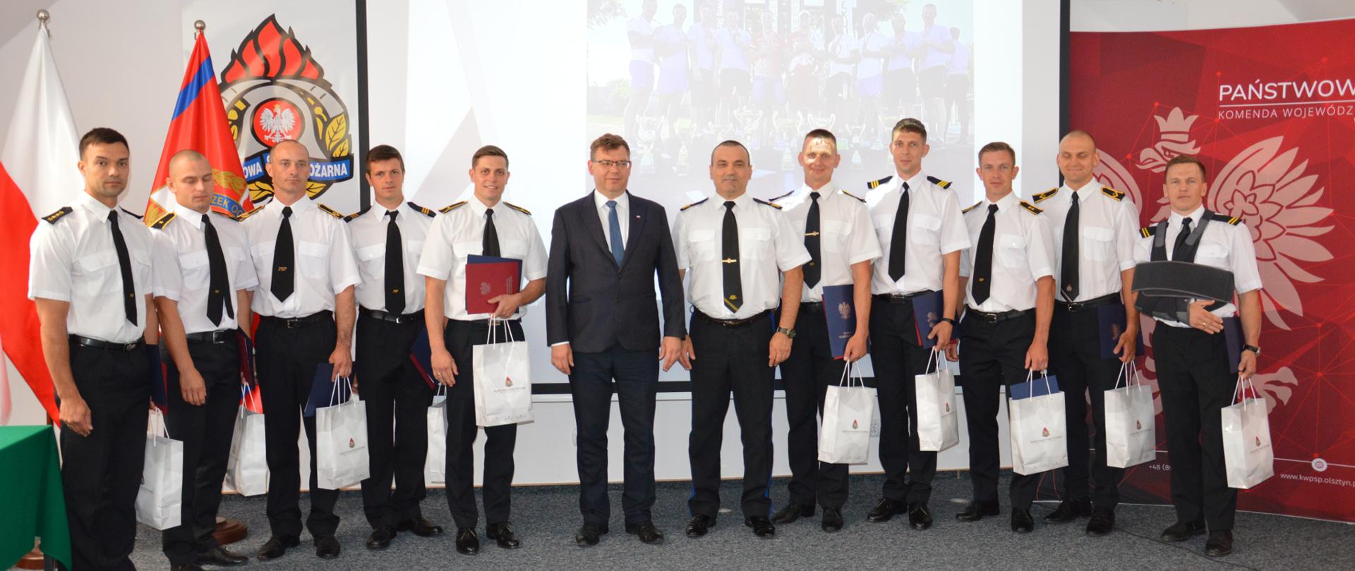 Sportowcy z Wojewodą i Komendantem Wojewódzkim