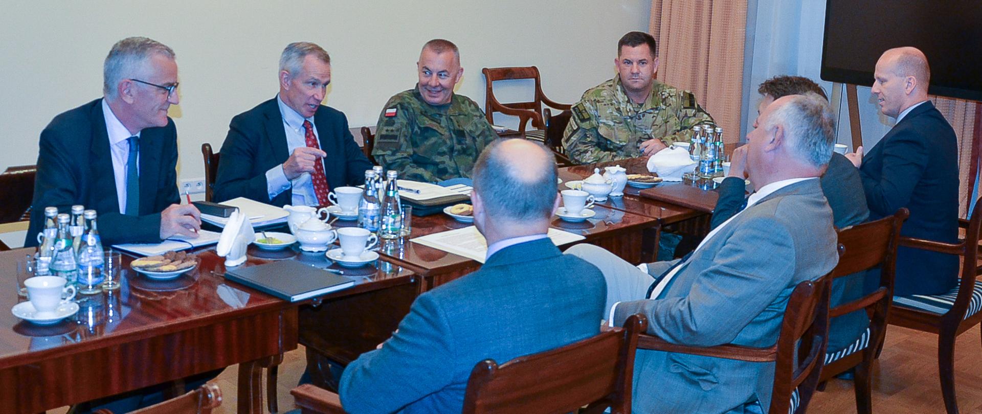 8 lipca br. sekretarz stanu w MON, Paweł Zalewski spotkał się z asystentem Sekretarza Generalnego NATO do spraw Operacji, Tomem Goffusem (ASG NATO).