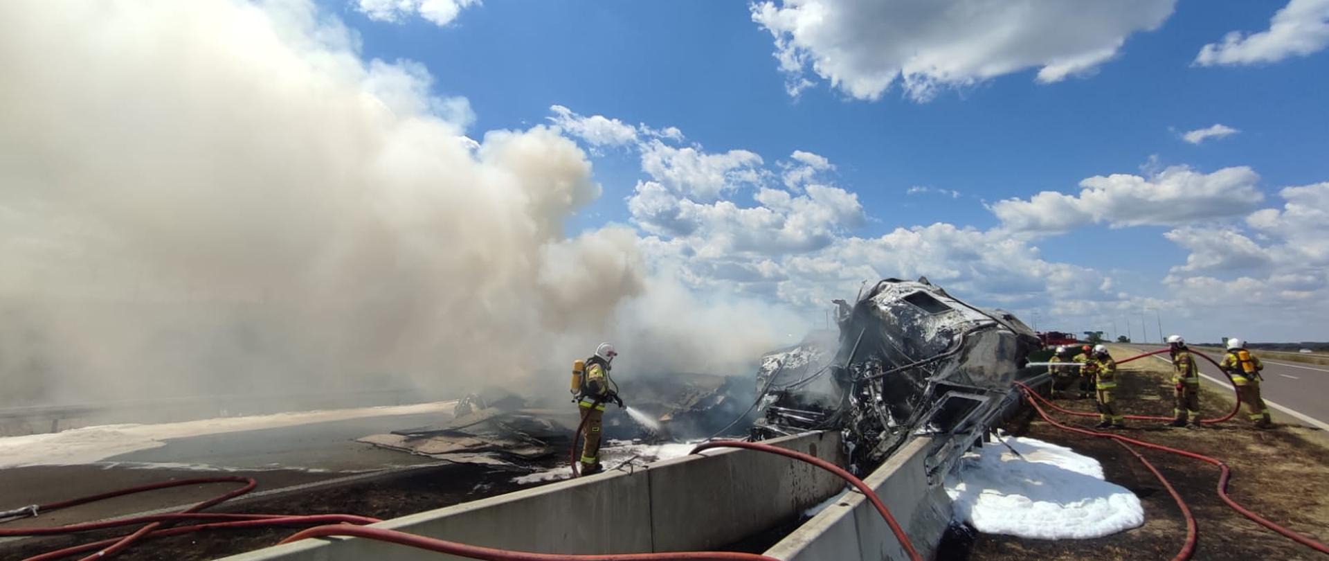 Pożar samochodu ciężarowego na drodze S8 w kierunku Białegostoku