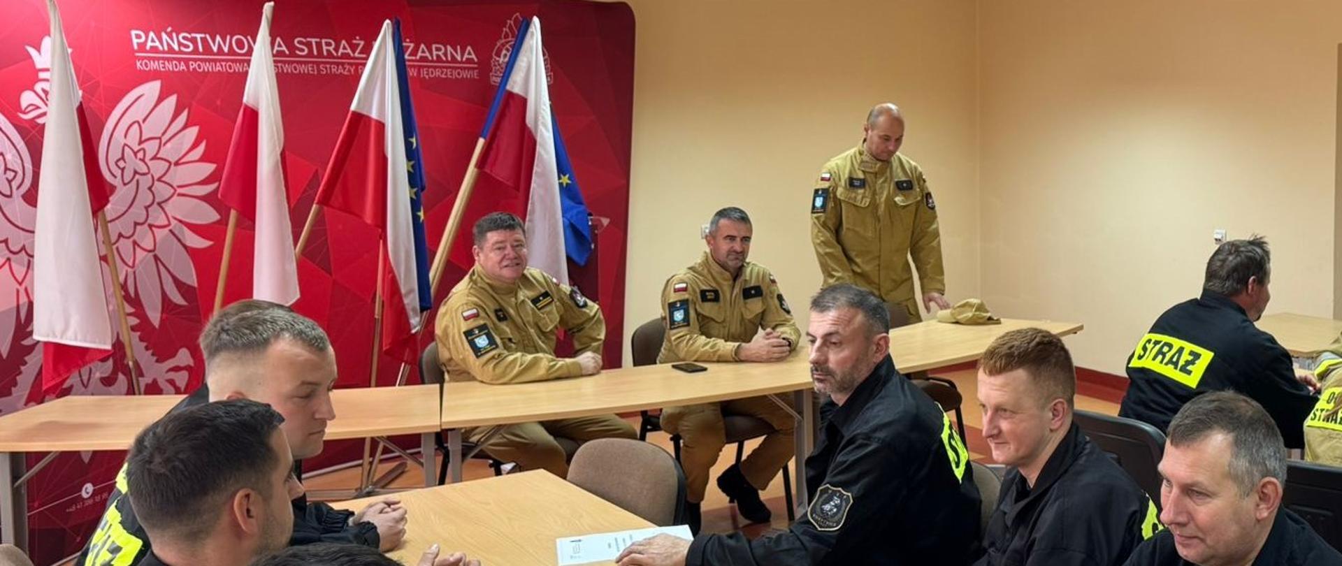 Na zdjęciu strażacy ochotniczych straży pożarnych na rozpoczęciu szkolenia podstawowego.