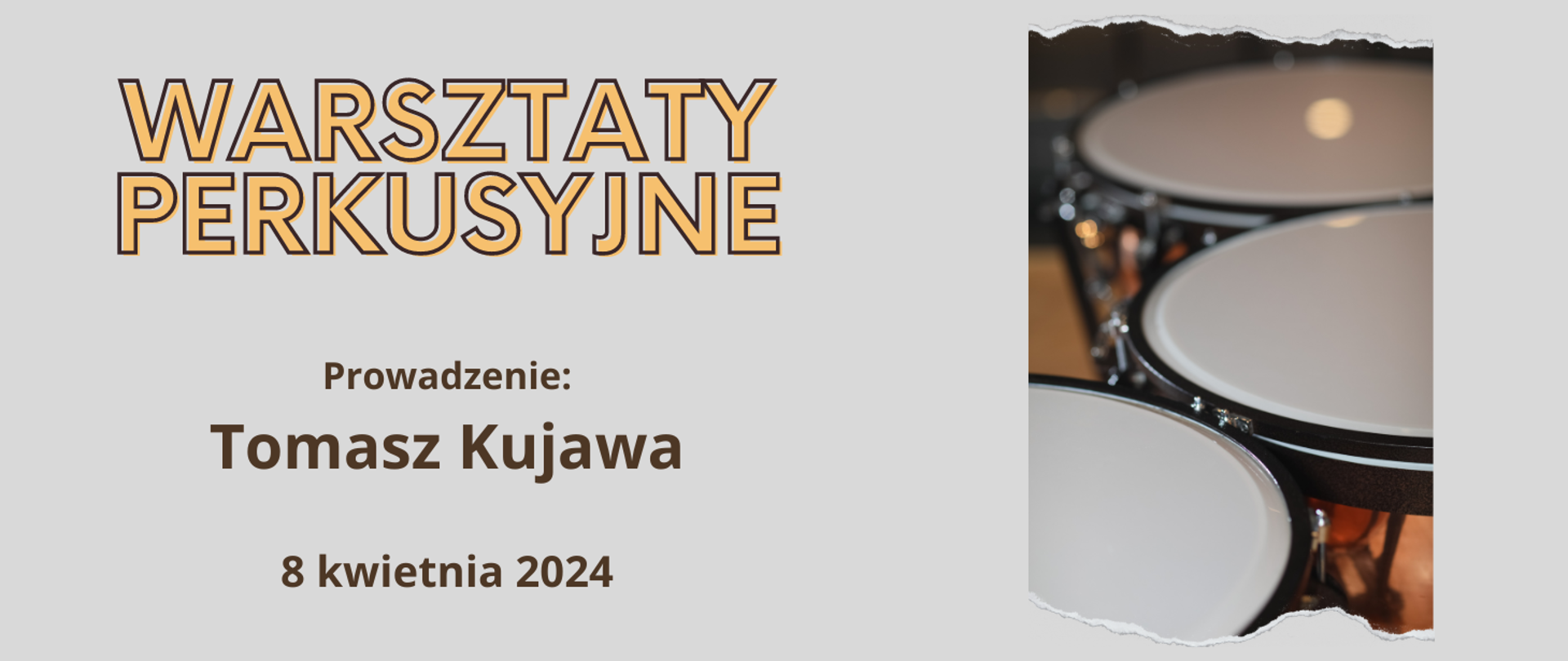 Na szarym tle, z prawej strony zdjęcie werbla i pałeczkami, Z lewej strony kolorowy tekst "Warsztaty perkusyjne, prowadzenie: Tomasz Kujawa, 8 kwietnia 2024".