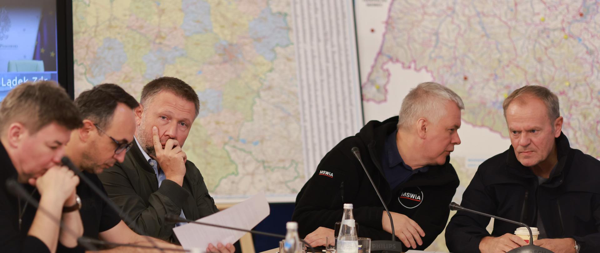 premier donald tusk z ministrami podczas sztabu kryzysowego we wrocławiu