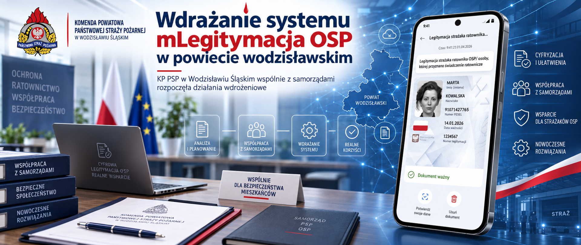 Grafika informacyjna Komendy Powiatowej PSP w Wodzisławiu Śląskim dotycząca wdrażania systemu mLegitymacja OSP w powiecie wodzisławskim. W centrum widoczny jest napis „Wdrażanie systemu mLegitymacja OSP w powiecie wodzisławskim”, a po prawej smartfon z przykładową cyfrową legitymacją strażaka ratownika OSP. Tło przedstawia biuro, mapę powiatu wodzisławskiego oraz symbole współpracy z samorządami, cyfryzacji i wsparcia strażaków OSP.