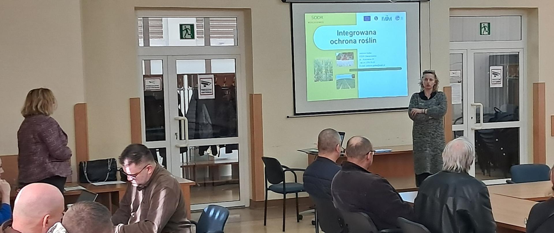 Inspektor WIORiN Kielce Oddział Starachowice omawia zasady bezpiecznego stosowania fumigantów podczas szkolenia zorganizowanego przez pracowników Świętokrzyskiego Ośrodka Doradztwa Rolniczego w Modliszewicach