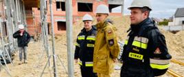 Strażacy na terenie budowy komendy oceniają postęp w realizacji inwestycji.