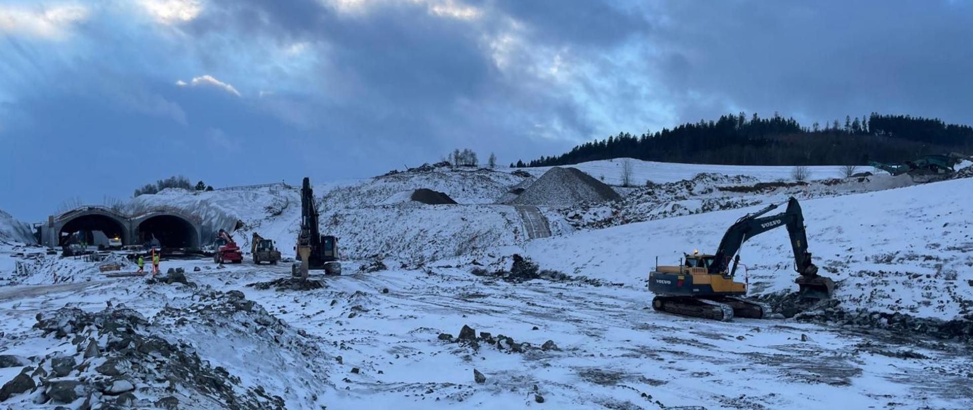 Na zdjęciu widać trwające prace przy budowie drogi ekspresowej S3 na odcinku pomiędzy Bolkowem a Kamienną Górą