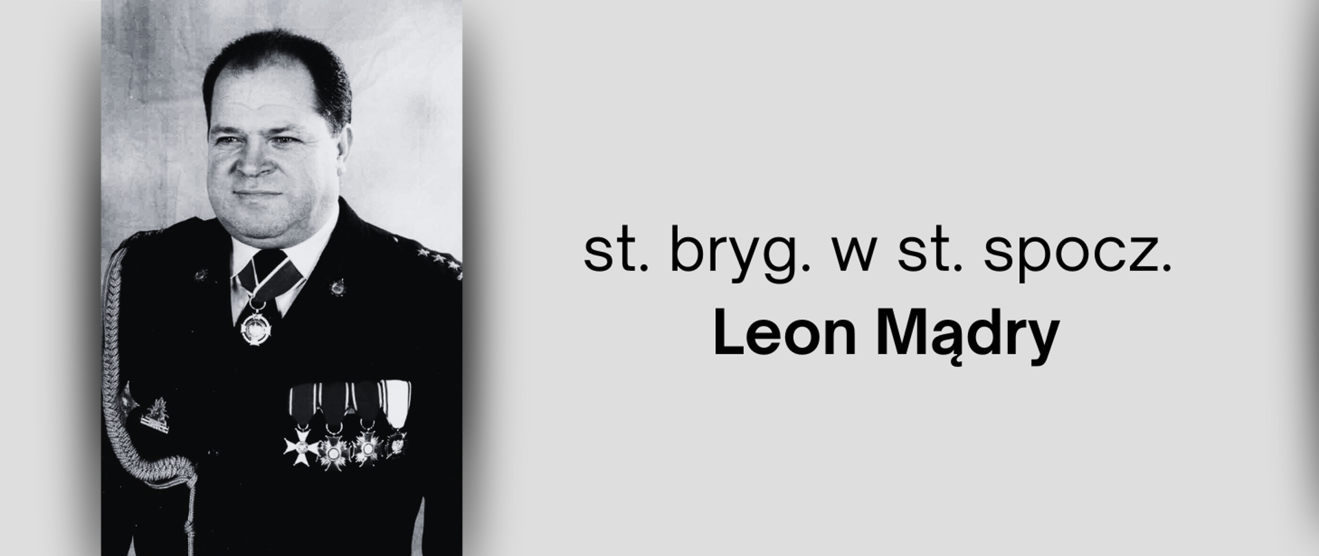 Grafika przedstawia strażaka PSP, oficera, z odznaczeniami, który zmarł.