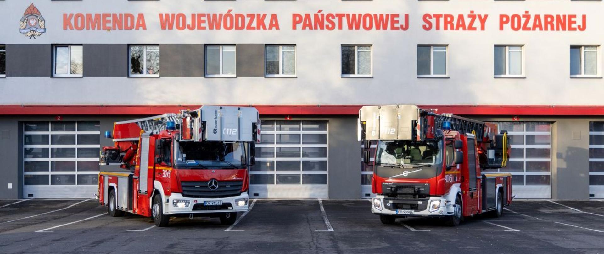 Nowe drabiny mechaniczne PSP z Komendy Powiatowej PSP w Brzegu i Komendy Miejskiej PSP w Opolu na tle budynku Komendy Wojewódzkiej Państwowej Straży Pożarnej w Opolu.