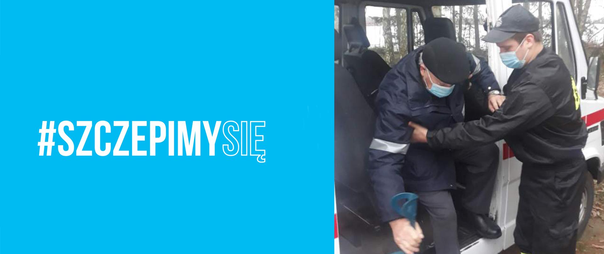 Na zdjęciu strażak ubrany w strój koszarowy w kolorze czarnym, pomaga wysiąść starszemu Panu z kulą ortopedyczną z wozu strażackiego w kolorze białym.