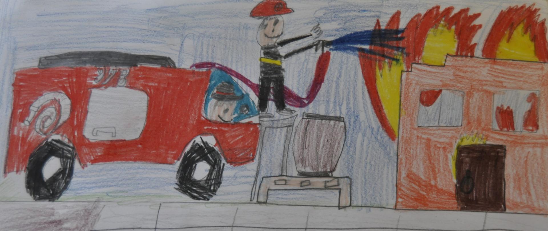 Zdjęcie przedstawia pracę dziecka - wóz strażacki przed płonącym domem. Przed samochodem strażak z wężem, z którego woda leje się na płomienie. 