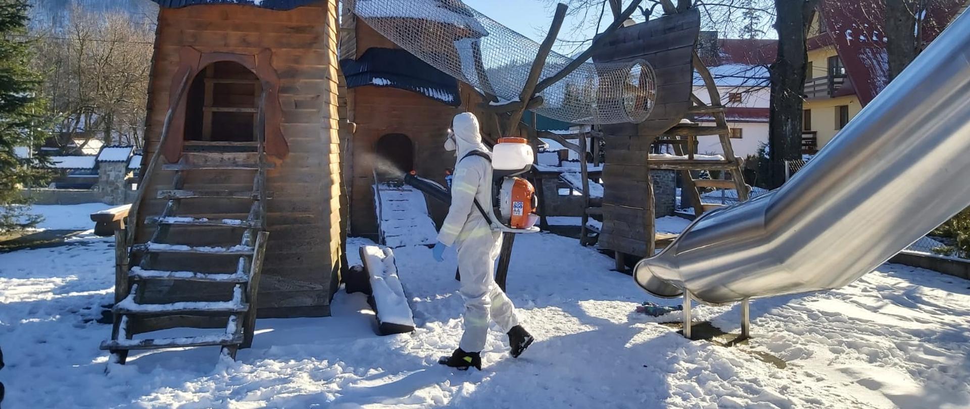 Dezynfekcja_wykonywana_przez_strażaków_Ochotniczych_Straży_Pożarnych_z_Powiatu_Tatrzańskiego_w_dniach_6-7_marca_2021_r.