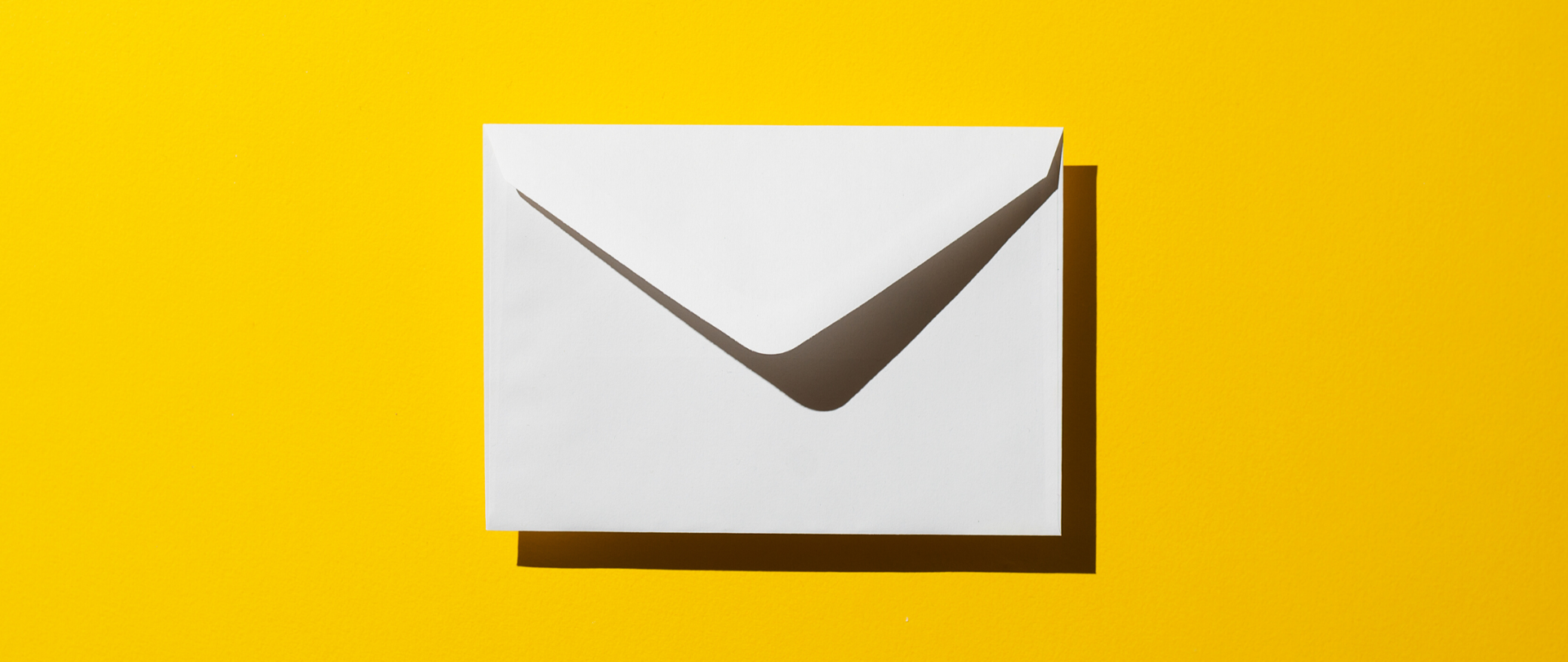 Biała koperta na żółtym tle