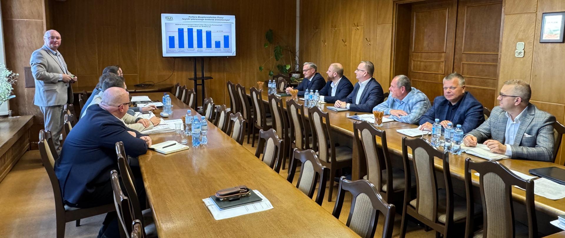 Mężczyźni siedzący przy stołach