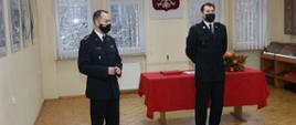 Mł. kpt. Piotr Kwapisz oraz Komendant Miejski PSP st. bryg, Mirosław Pender w umundurowaniu galowym w sali narad KM PSP Koszalin podczas pożegnania