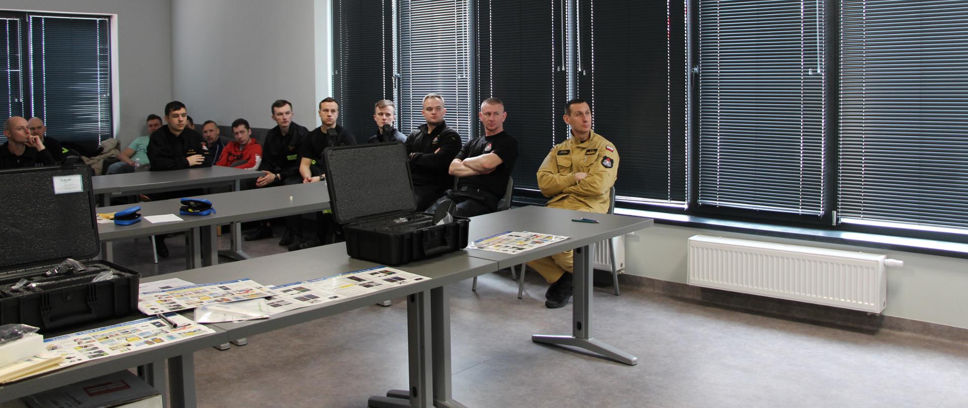 Zdjęcie przedstawia uczestników szkolenia zebranych w świetlicy JRG Nr 1 w Kielcach. Pierwszy wśród słuchaczy zasiada bryg. Michał Jankowski – zastępca komendanta miejskiego PSP.