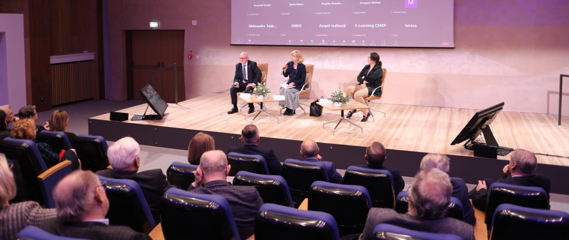 Na zdj. wiceminister Urszula Demkow, dyrektor CMKP prof. Ryszard Gellert oraz Małgorzata Zadorożna, dyrektor w MZ.