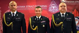 Na zdjęciu widzimy Podkarpackiego Komendanta Wojewódzkiego Państwowej Straży Pożarnej, Komendanta Powiatowego Państwowej Straży Pożarnej w Leżajsku, Zastępcę Komendanta Powiatowego Państwowej Straży Pożarnej w Leżajsku pozujących do zdjęcia.