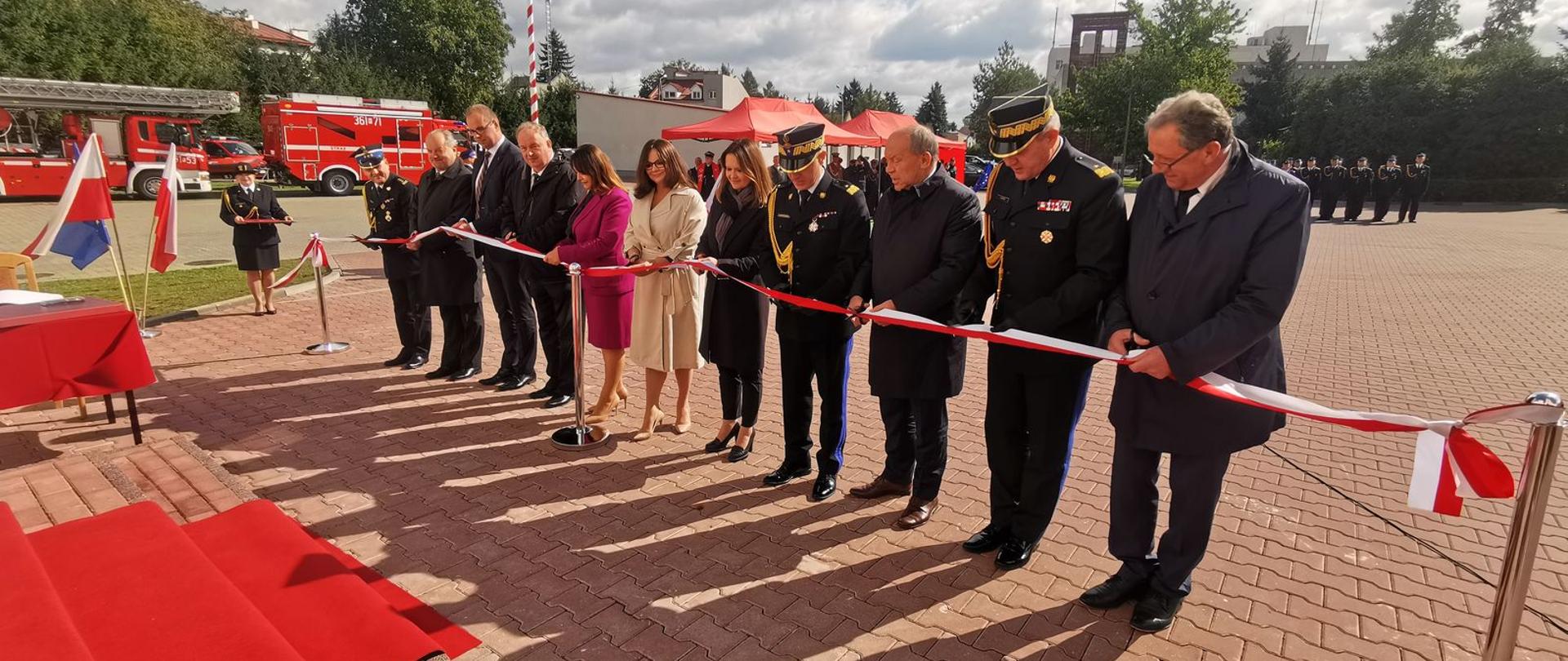 Na zdjęciu uroczyste przecięcie wstęgi