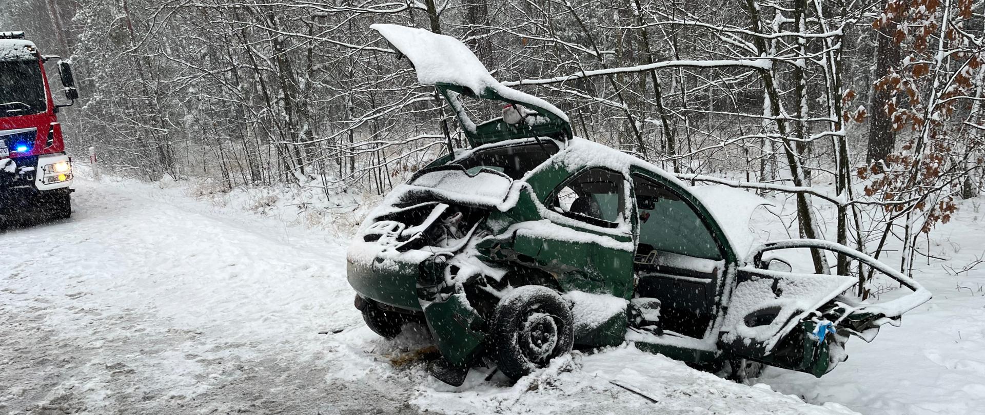 Rozbity nissan micra w rowie