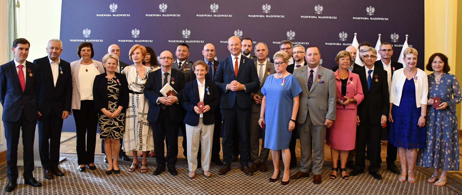 Na zdjęciu widać kobiety i mężczyzn