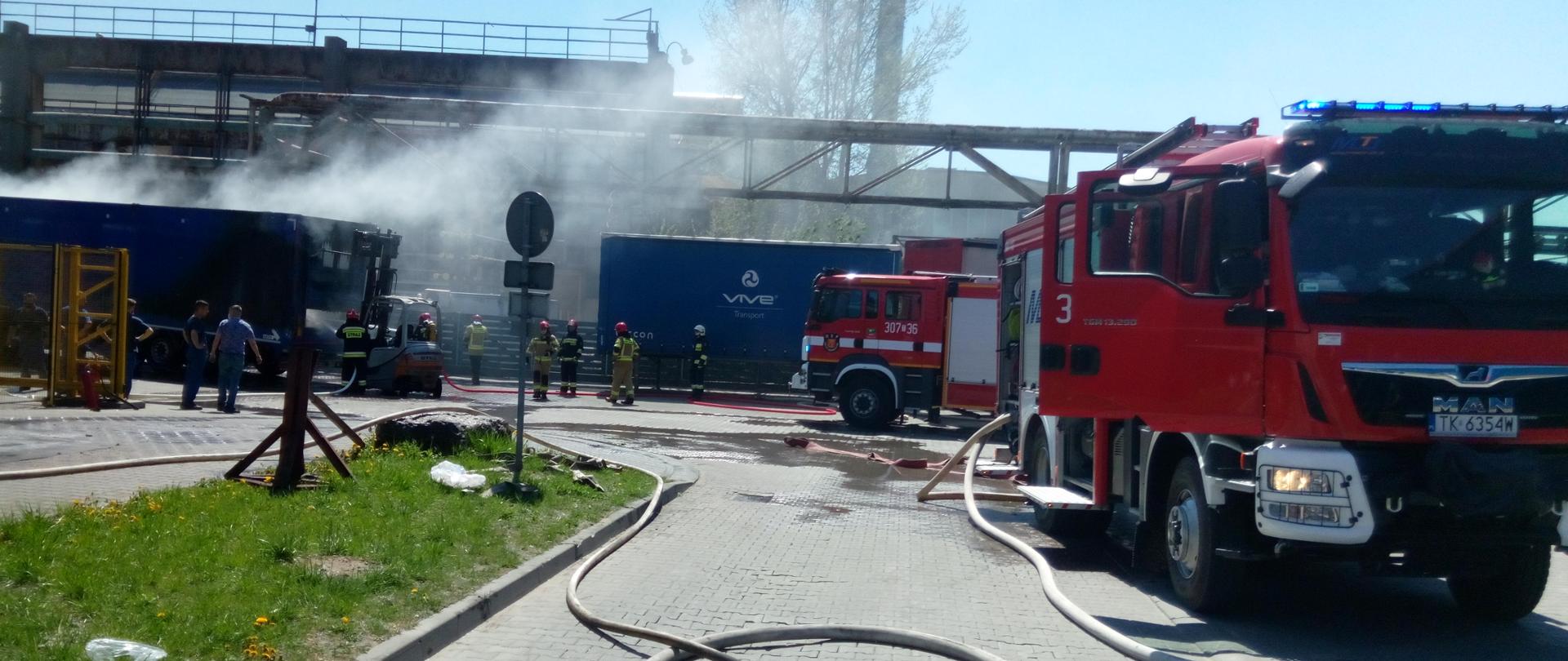 Pożar na terenie hali VIVE Tekstile Recykling przy ulicy Olszewskiego w Kielcach