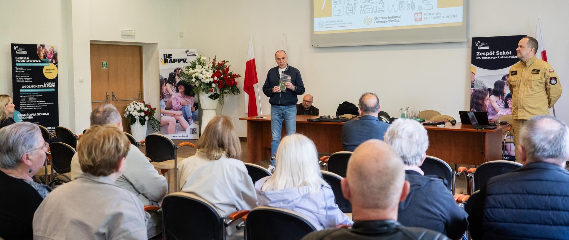 wojewoda prowadzący lekcję obywatelską 