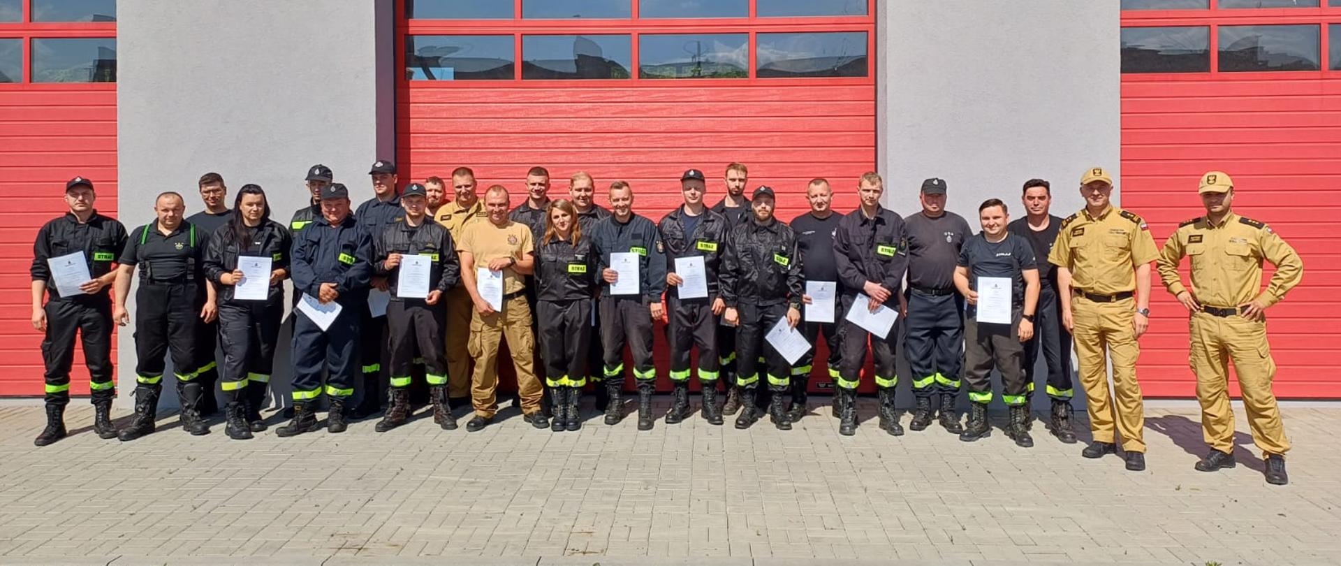 Zdjęcie grupowe po zakończonym egzaminie szkolenia konserwatorów-kierowców OSP 