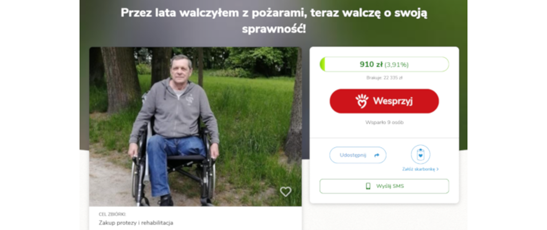 mężczyzna bez jednej nogi siedzący na wózku inwalidzkim, w tle park