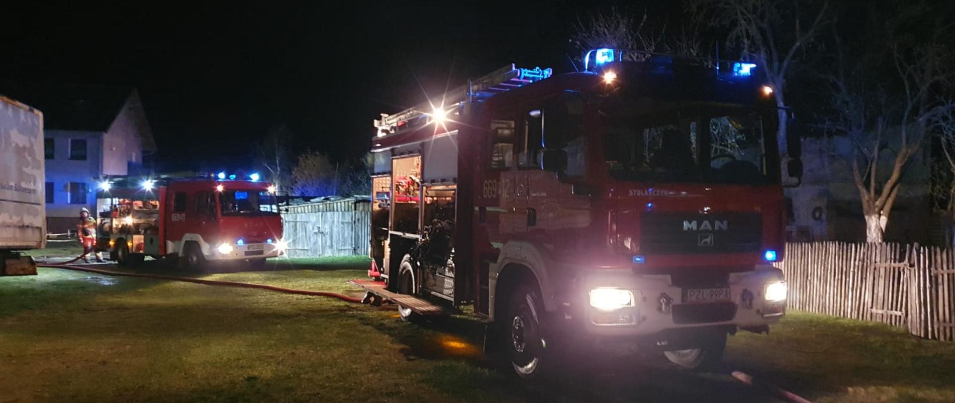 Na zdjęciu samochody strażackie podczas akcji gaśniczej