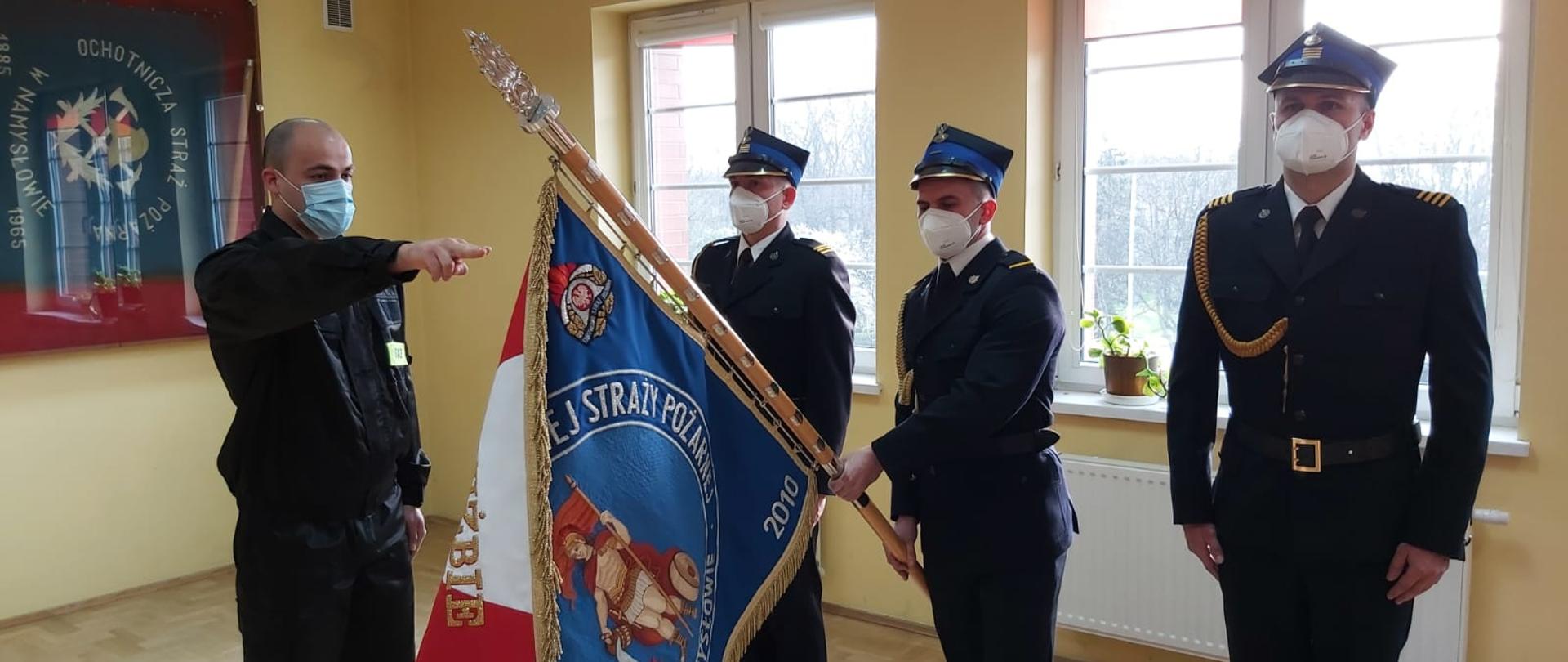 Strażak ślubujący na sztandar. 