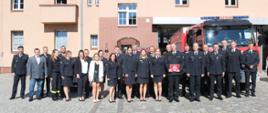 Zdjęcie grupowe pracowników 8h Komendy Miejskiej PSP w Katowicach z okazji przejścia na zaopatrzenie emerytalne bryg. Mariusza Haberki