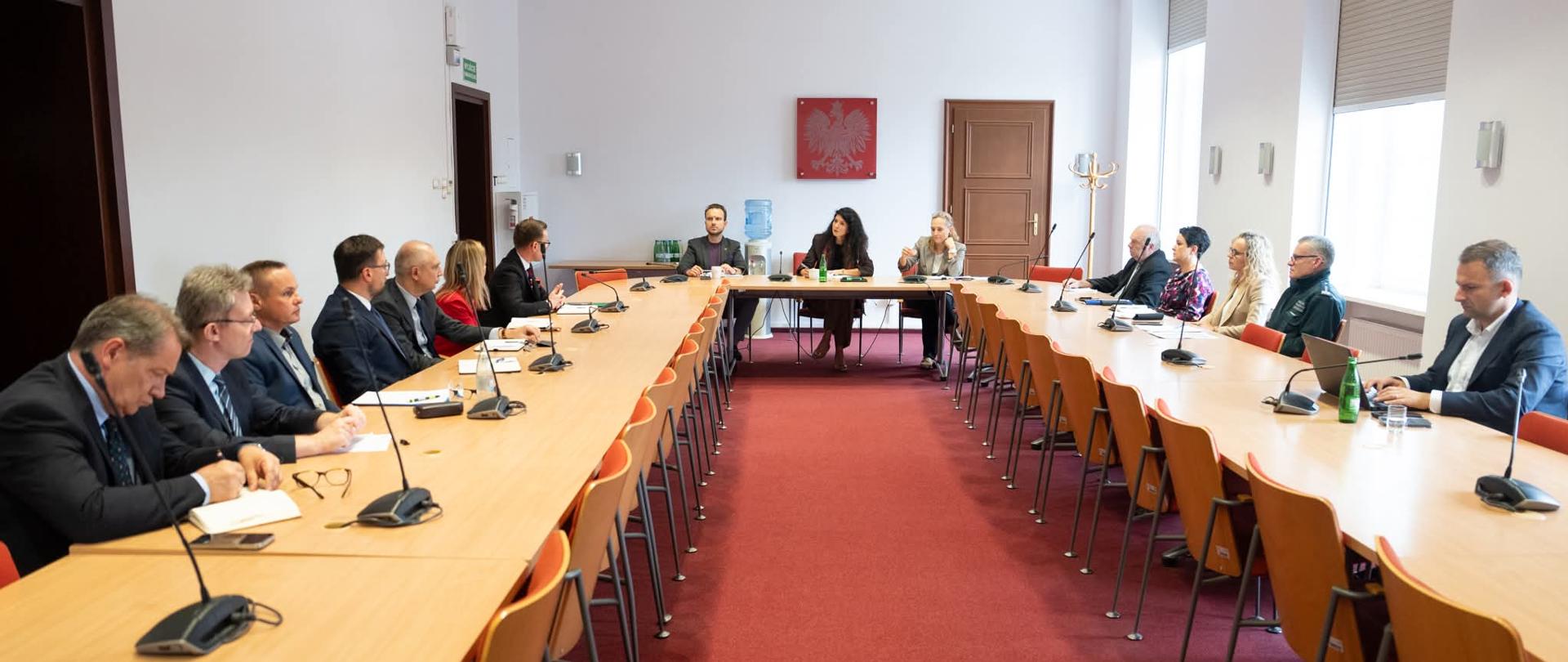 Stoły za którymi siedzą przedstawiciele administracji zespolonej z regionu Dolnego Śląska, u szczytu stołu Pani Anna Żabska Wojewoda Dolnośląski oraz Pan Piotr Kozdrowicki I Wicewojewoda Dolnośląski