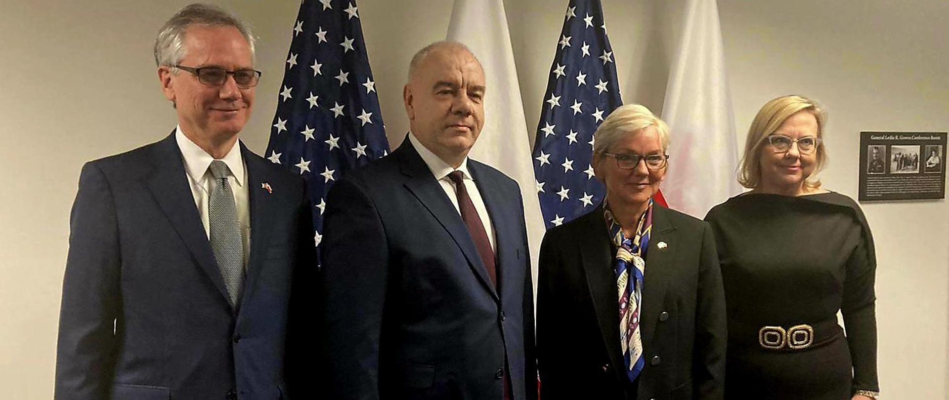 Wicepremier Jacek Sasin, minister Anna Moskwa i Sekretarz Energii USA Jennifer Granholm na tle flag. 