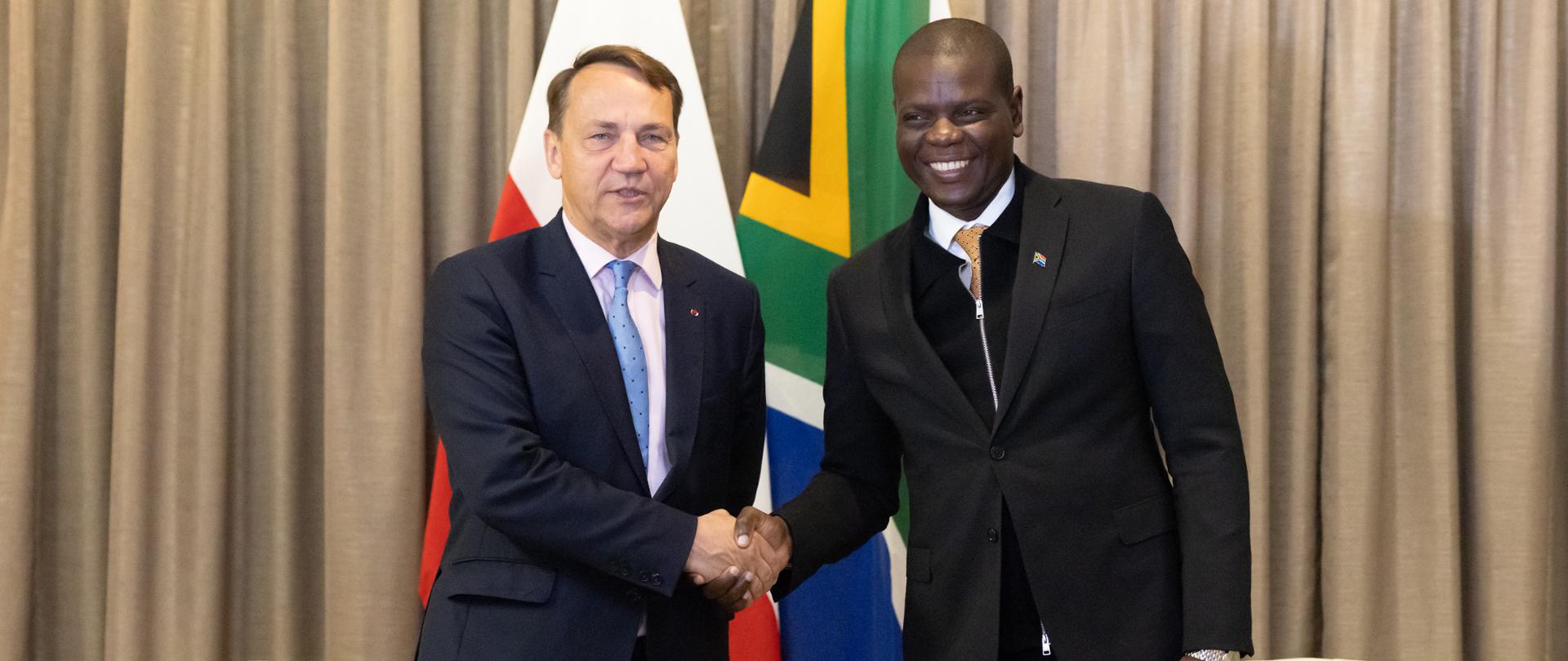 A HANDSHAKE BETWEEN THE FOREIGN MINISTERS OF POLAND AND SOUTH AFRICA