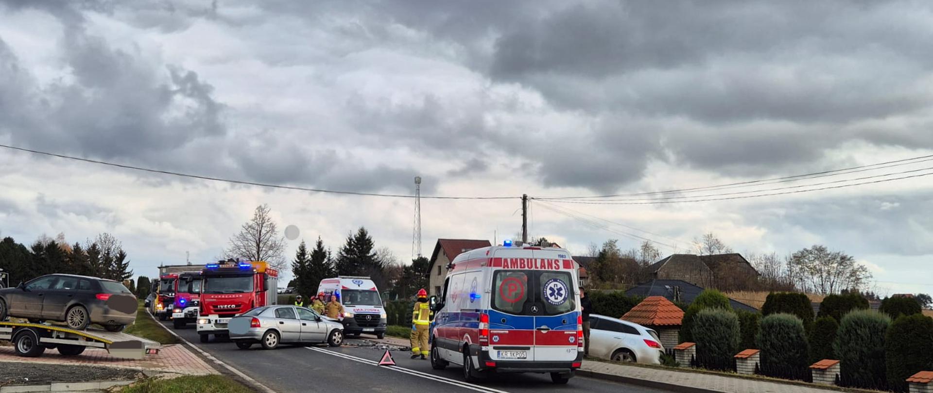 Wypadek drogowy w Biórkowie Małym na jezdni stoją wozy strażackie, karetka i rozbite auta