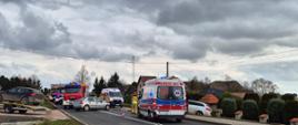 Wypadek drogowy w Biórkowie Małym na jezdni stoją wozy strażackie, karetka i rozbite auta