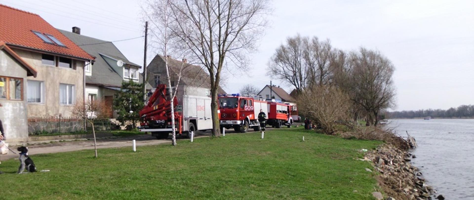 Zdjęcie przedstawia samochody pożarnicze