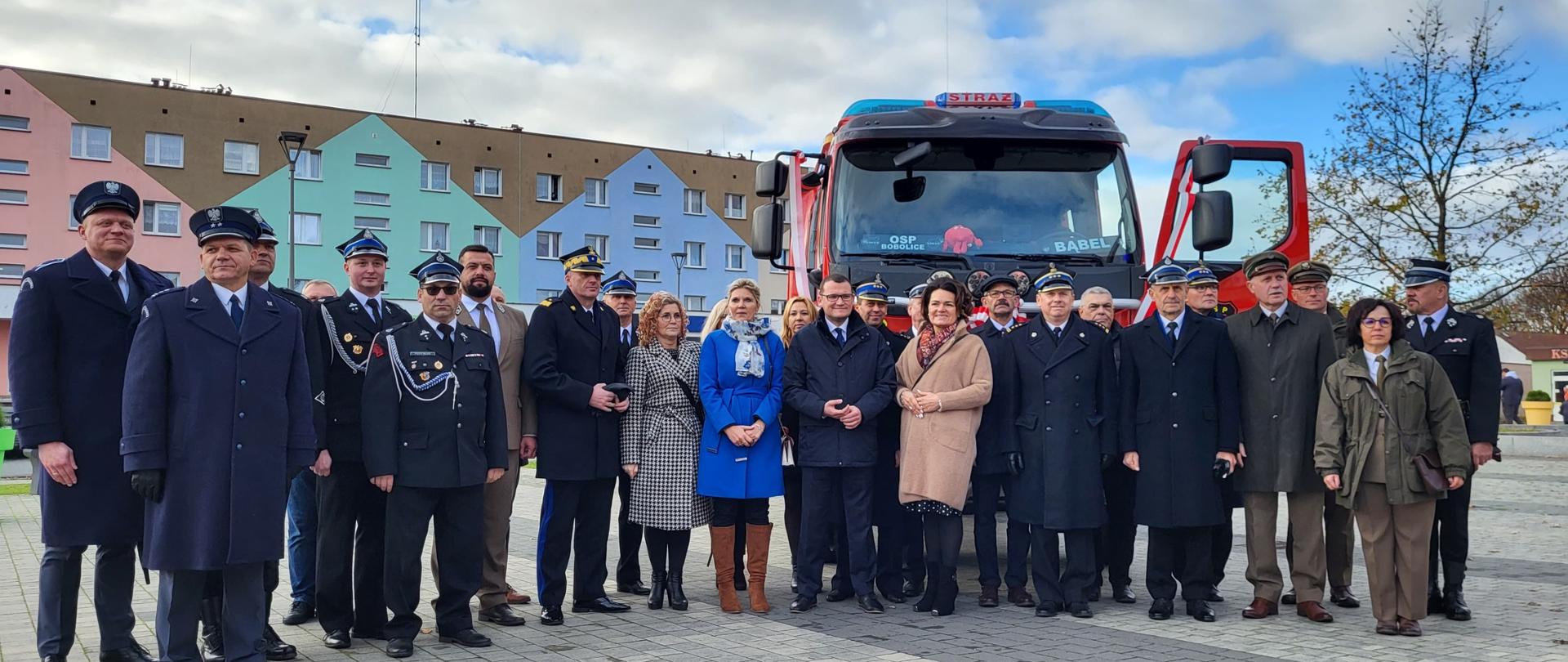 Przekazanie pojazdu OSP Bobolice. Zdjęcie grupowe.
